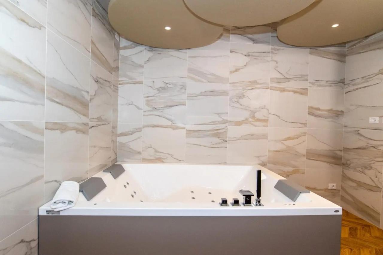 Jacuzzi Suite Home By Enjoy Garda Hotel Peschiera del Garda Ngoại thất bức ảnh