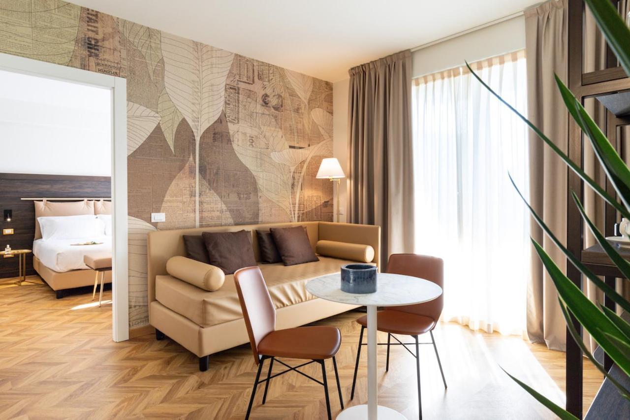Jacuzzi Suite Home By Enjoy Garda Hotel Peschiera del Garda Ngoại thất bức ảnh